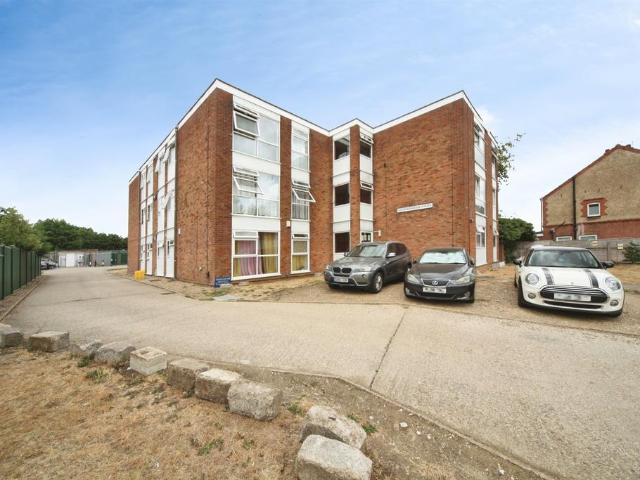 Flat for sale in Spring Park, Luton