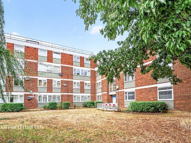 Flat for sale in Streatham, Greater London