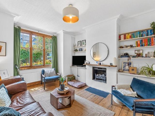 Flat for sale in Balham, Greater London