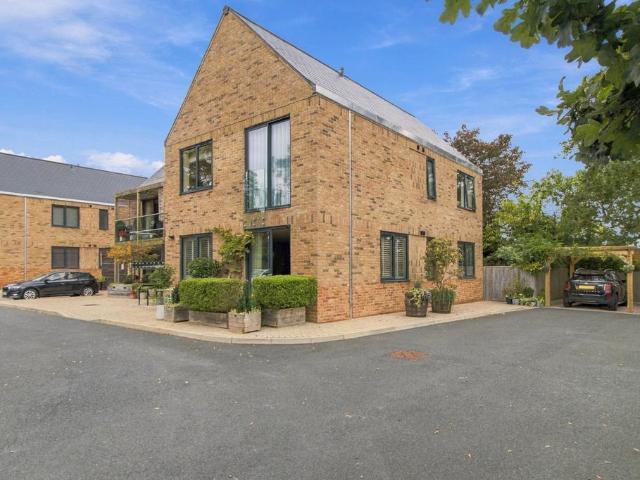 Flat for sale in Barnard's Green, Malvern Hills