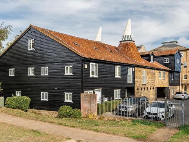 Flat for sale in Kings Hill, East Hertfordshire