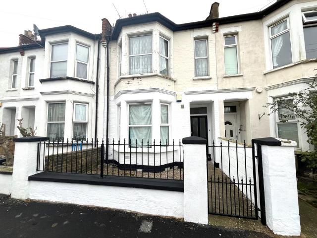 Flat for sale in Southchurch, Alton Barnes