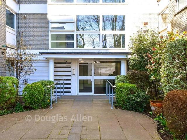 Flat for sale in Snaresbrook, Greater London