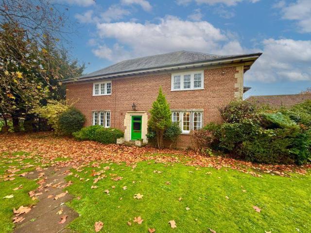 Flat for sale in Weston Turville, Buckinghamshire