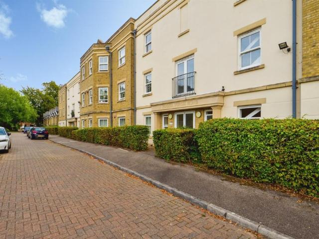 Flat for sale in The Bridge, Kent