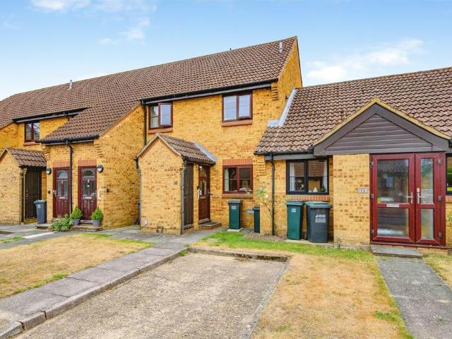 Flat for sale in Batchworth, Hertfordshire