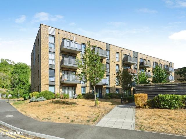 Flat for sale in London Borough of Croydon, Hillview