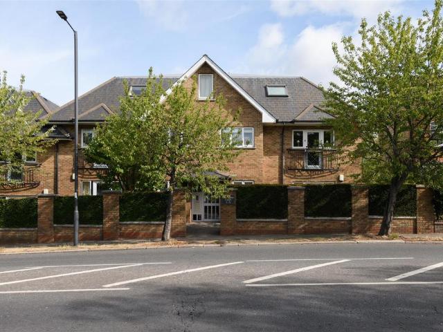 Flat for sale in Winchmore Hill, Edmonton