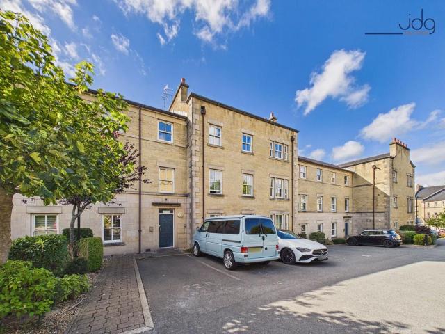 Flat for sale in Greaves, Bare