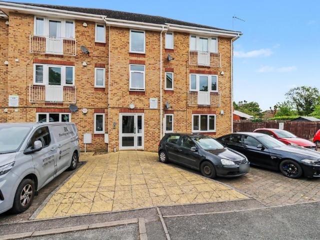 Flat for sale in Slough