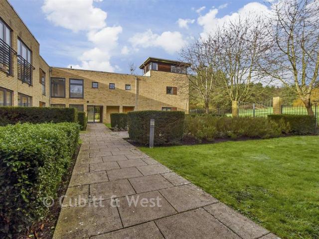 Flat for sale in Woodhatch, Red Hill