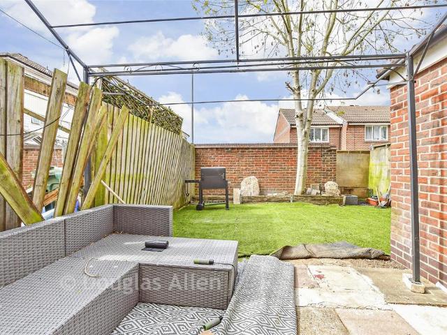 Flat for sale in Vange, Essex