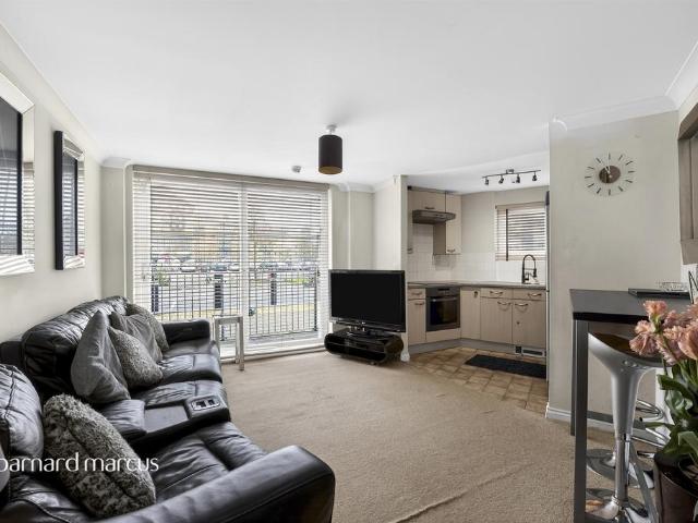 Flat for sale in London Borough of Hounslow, Feltham