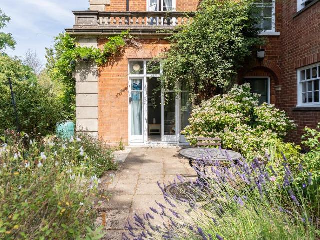 Flat for sale in Rose Hill, Pachesham Park