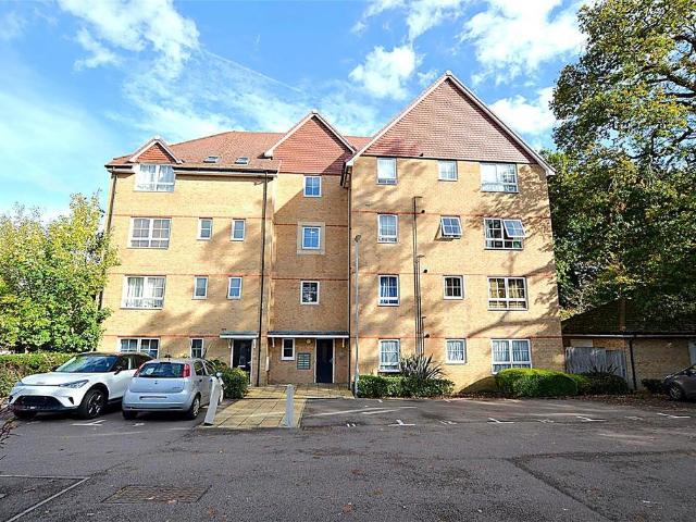 Flat for sale in Hatfield, Fretherne
