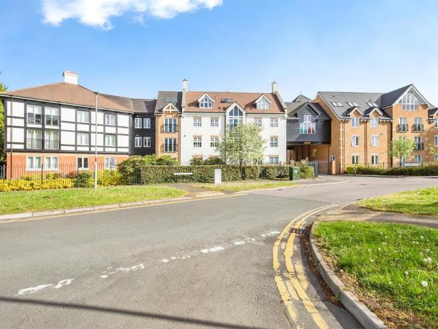 Flat for sale in Oadby, Leicestershire