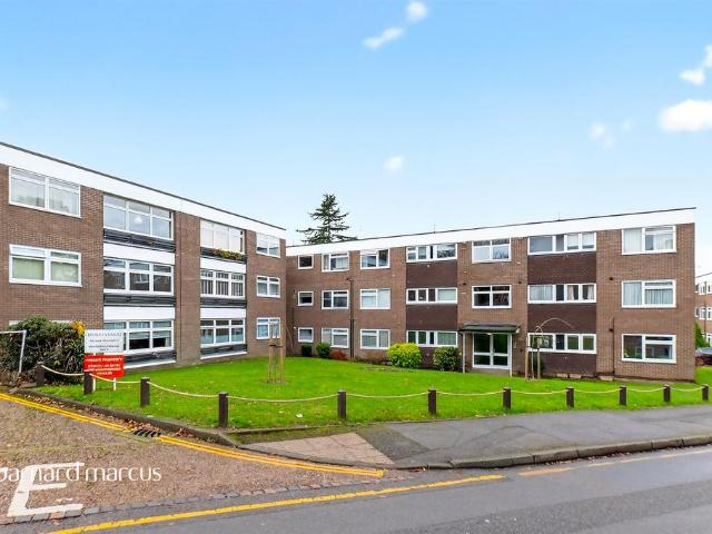 Flat for sale in Woodcote, Epsom