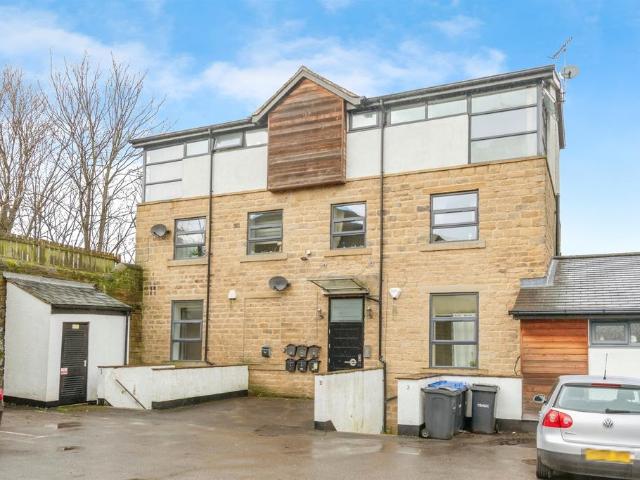 Flat for sale in Baildon, West Yorkshire
