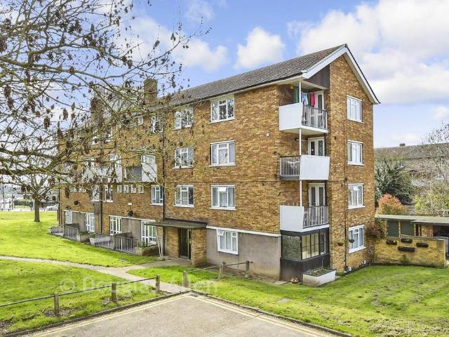 Flat for sale in London Borough of Barking and Dagenham, Greater London