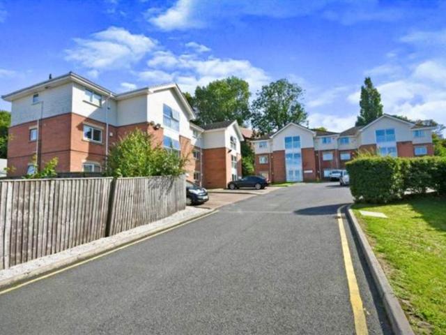 Flat for sale in Potters Corner, East Midlands