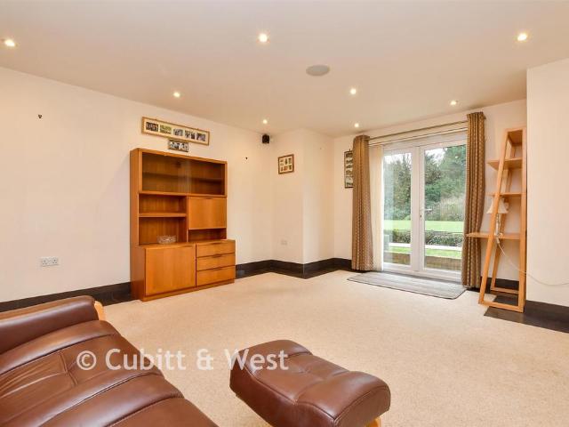 Flat for sale in Red Hill, Surrey