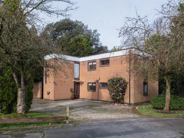 Flat for sale in Cuddington, Cheshire