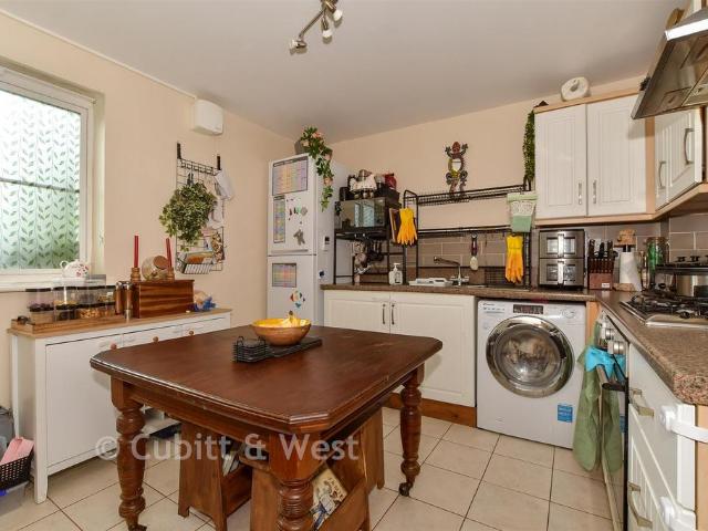 Flat for sale in Highwood, Horsham