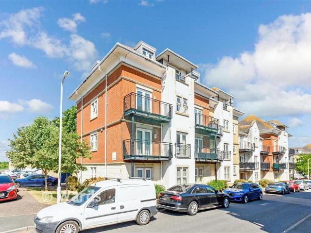 Flat for sale in Brooklands, Dartford