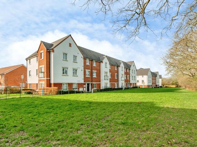 Flat for sale in Perryfields, West Sussex