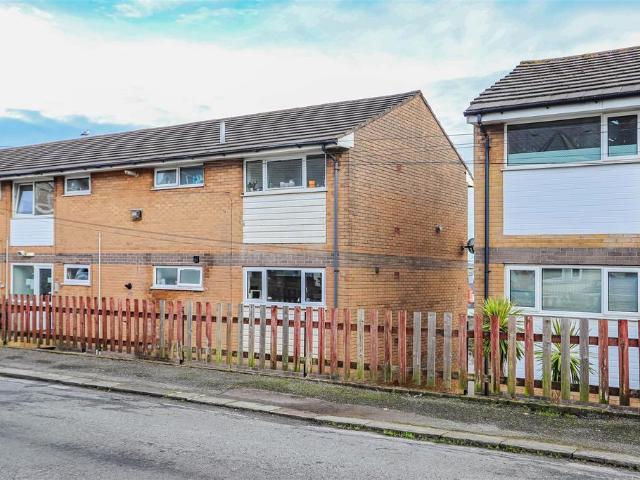 Flat for sale in Cadoxton, Barry