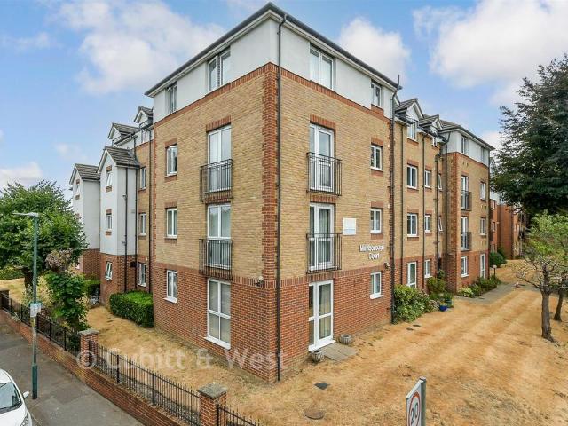 Flat for sale in Wallington, Greater London