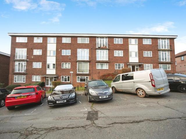 Flat for sale in Spring Park, Luton