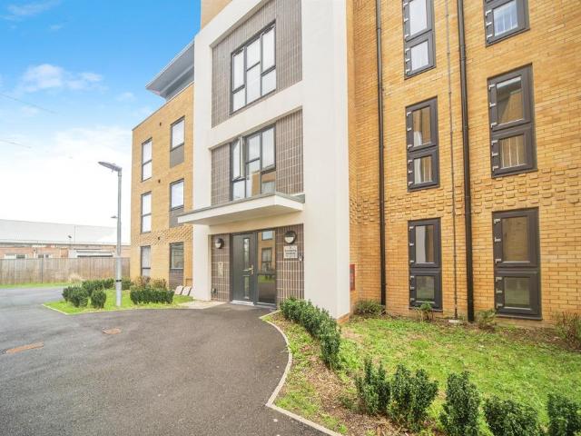 Flat for sale in Creekmoor, Poole