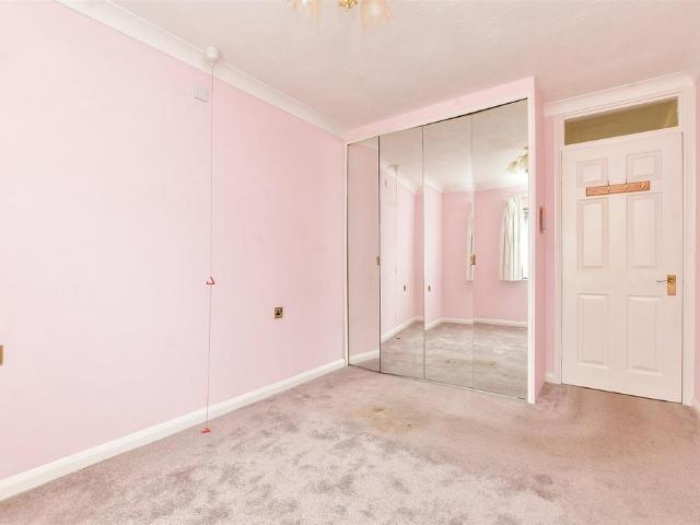 Flat for sale in Croydon, Shirley
