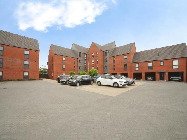 Flat for sale in Houghton Regis, Bedfordshire