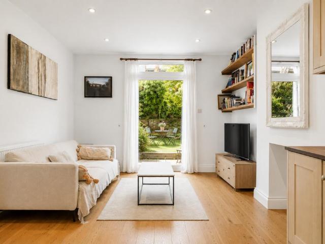 Flat for sale in Brondesbury, Greater London