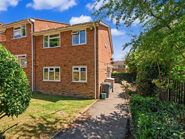 Flat for sale in Pouchen End, Hertfordshire