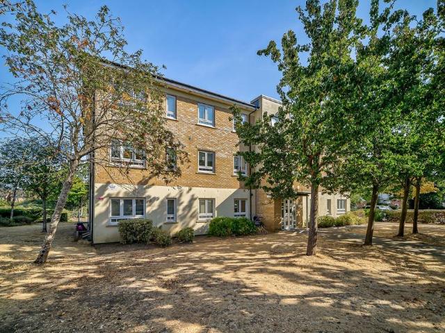 Flat for sale in London Borough of Hounslow, Feltham