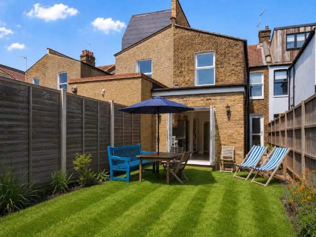 Flat for sale in Harlesden, Greater London