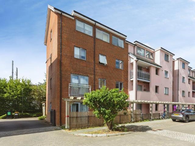 Flat for sale in Willesborough, Bridgefield
