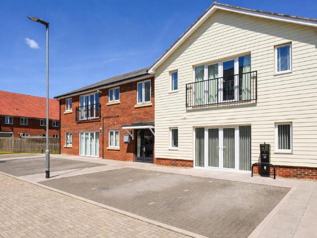 Flat for sale in Heol-las, Surrey