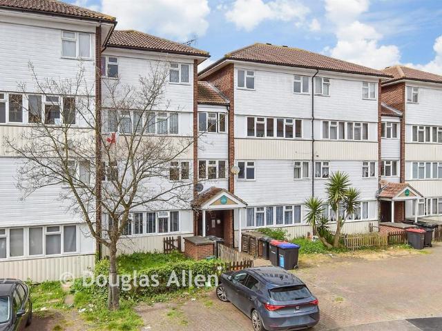 Flat for sale in Vange, Basildon