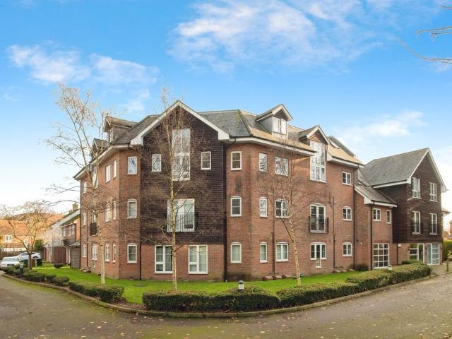 Flat for sale in Batchworth, Hertfordshire
