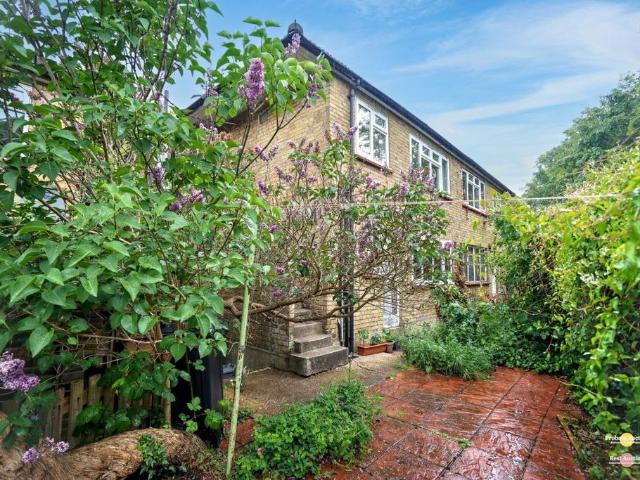 Flat for sale in London Borough of Lewisham, New Cross