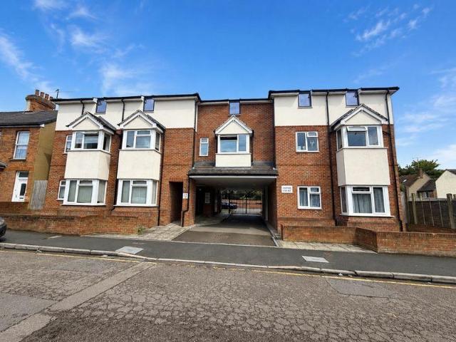 Flat for sale in Spring Park, Luton