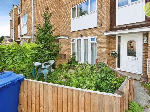 Flat for sale in Stanford-le-Hope, Essex