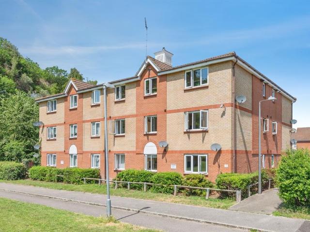 Flat for sale in Grays, Essex