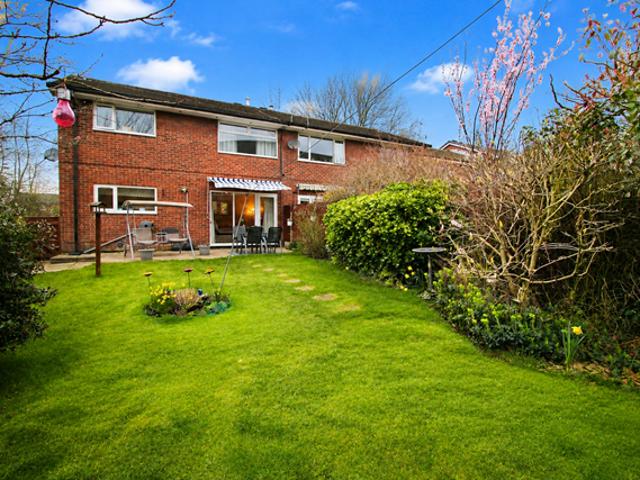 Flat for sale in Daisy Hill, Lee Bank