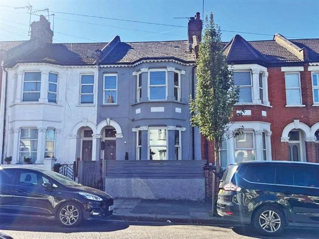 Flat for sale in Harlesden, Greater London