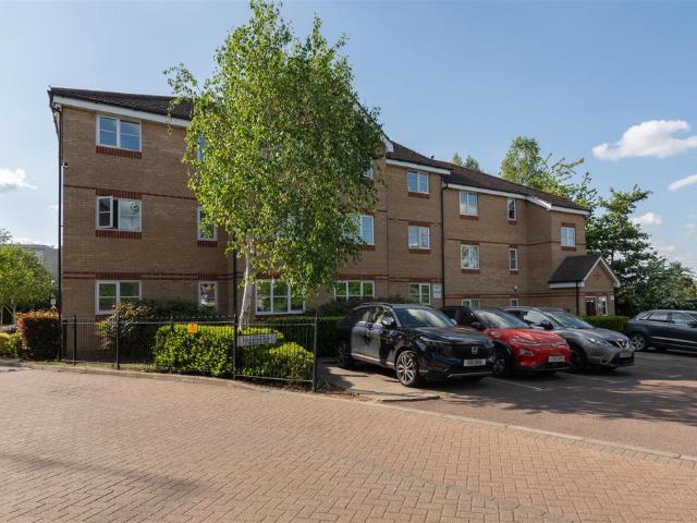 Flat for sale in Southgate, Greater London